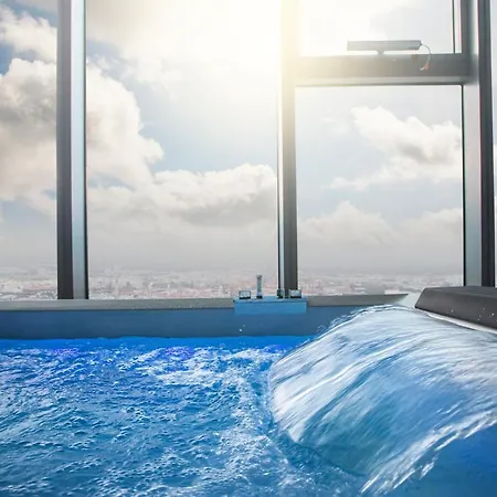 Sky Tower Z Jakuzzi Przy Oknie *