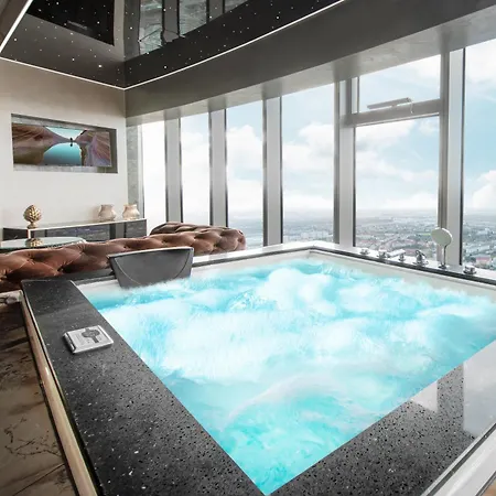 Sky Tower Z Jakuzzi Przy Oknie *