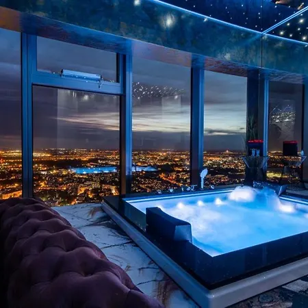 Sky Tower Z Jakuzzi Przy Oknie Lägenhet *