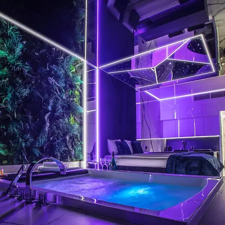 Sky Tower Z Jakuzzi Przy Oknie