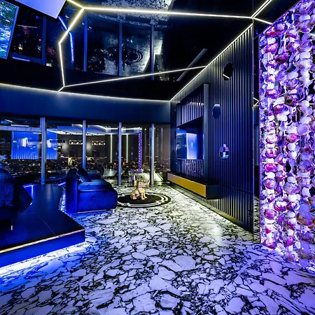 Sky Tower Z Jakuzzi Przy Oknie Wrocław