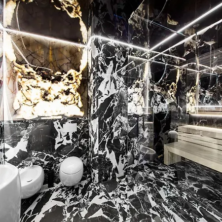 Sky Tower Z Jakuzzi Przy Oknie Lägenhet *