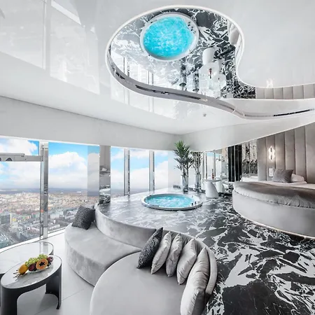 Sky Tower Z Jakuzzi Przy Oknie