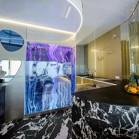 Sky Tower Z Jakuzzi Przy Oknie Lägenhet *