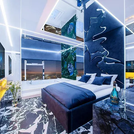 Sky Tower Z Jakuzzi Przy Oknie