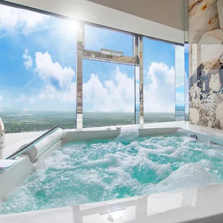 Sky Tower Z Jakuzzi Przy Oknie