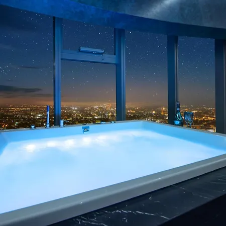 Sky Tower Z Jakuzzi Przy Oknie Lägenhet