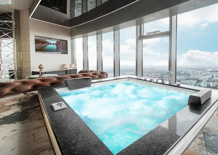 Sky Tower Z Jakuzzi Przy Oknie *
