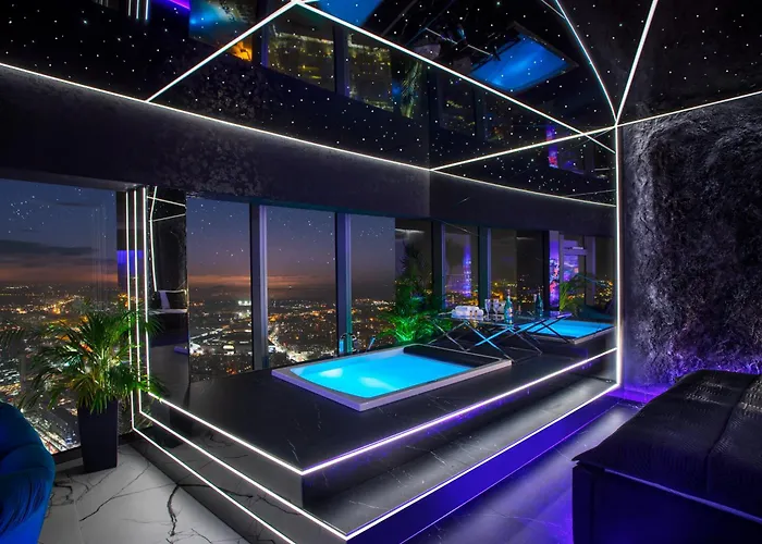 Sky Tower Z Jakuzzi Przy Oknie