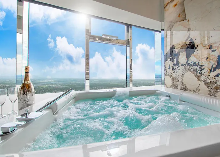 Sky Tower Z Jakuzzi Przy Oknie