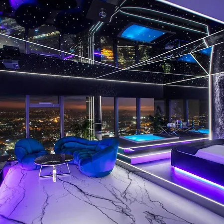 Sky Tower Z Jakuzzi Przy Oknie Wroclaw