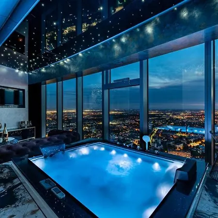 Sky Tower Z Jakuzzi Przy Oknie