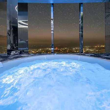 Sky Tower Z Jakuzzi Przy Oknie Wroclaw
