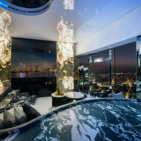Sky Tower Z Jakuzzi Przy Oknie