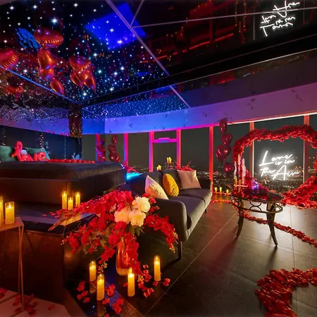 Sky Tower Z Jakuzzi Przy Oknie 브로츠와프