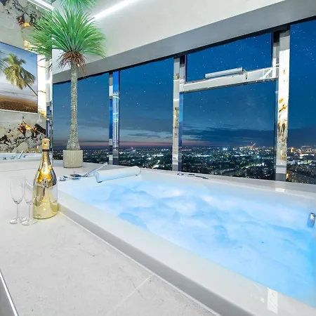 Sky Tower Z Jakuzzi Przy Oknie Apartment Wroclaw
