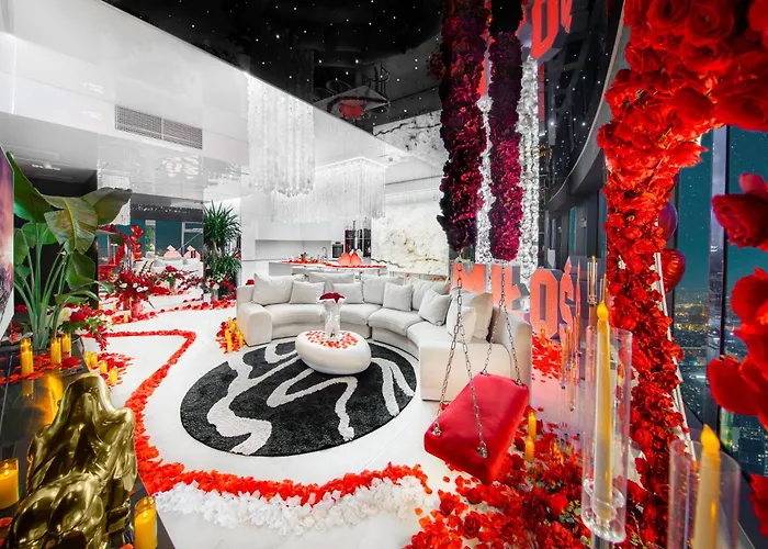 Sky Tower Z Jakuzzi Przy Oknie شقة