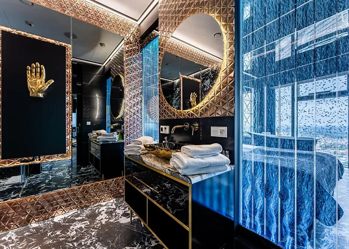 Sky Tower Z Jakuzzi Przy Oknie شقة *