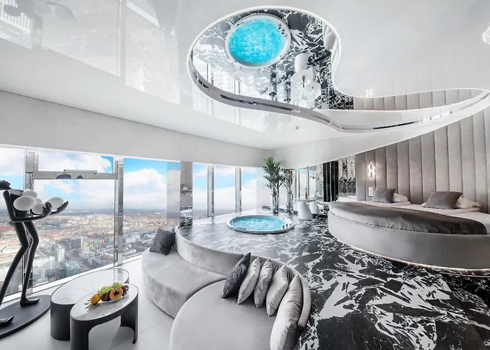 Sky Tower Z Jakuzzi Przy Oknie