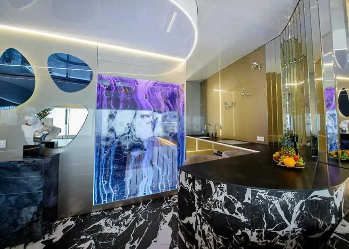 Sky Tower Z Jakuzzi Przy Oknie شقة *