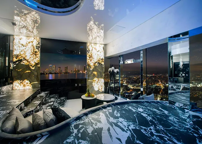 Sky Tower Z Jakuzzi Przy Oknie
