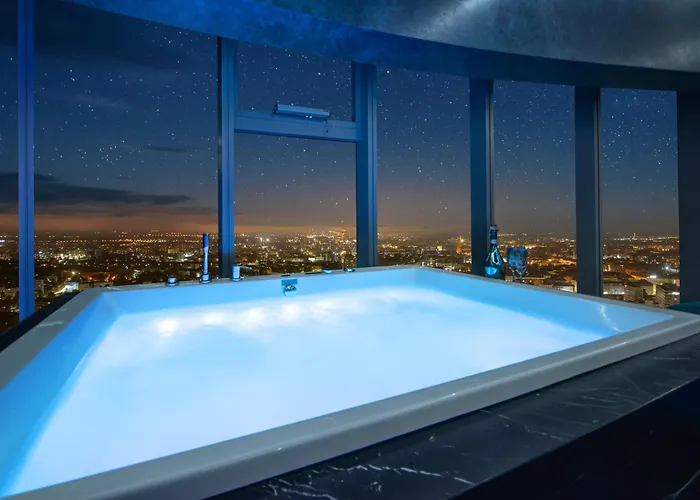 Sky Tower Z Jakuzzi Przy Oknie شقة